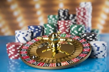 Capsa Susun card arrangement showing front, middle, and back hand layout on a live dealer table